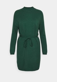 Robe verte en tricot à manches longues, col montant, avec une ceinture nouée à la taille, et des bords-côtes aux poignets et à l'ourlet.