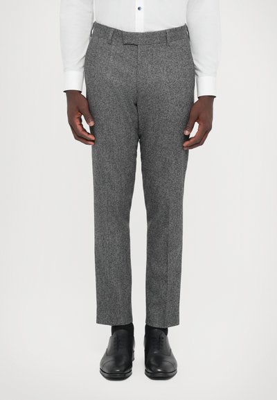 Graue, maßgeschneiderte Hose aus strukturiertem Stoff mit schlanker Passform, flachem Vorderteil und Gürtelschlaufen, kombiniert mit schwarzen Elegantschuhen.