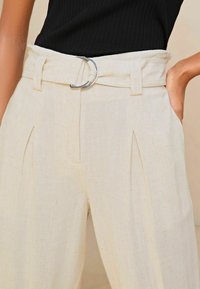 Lipsy BELTED SMART REGULAR  - Tygbyxor - cream
