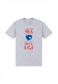 Grå bomulds t-shirt med et blåt ko-grafik og rød tekst, der står "LAVET MED MELK" og "Siden 1921." Rund hals, korte ærmer.