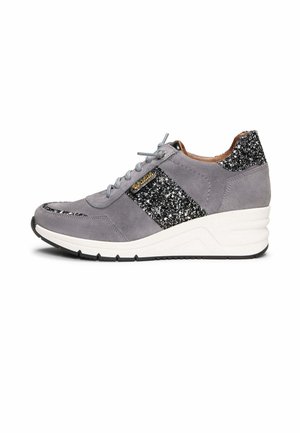 Zapatilla de gamuza gris con acentos de purpurina negra, suela blanca, cordones en la parte delantera y tacón cuña, vista lateral sobre fondo blanco.