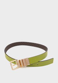 Groene leren riem met een vergulde gesp, uitgerust met een gladde textuur en een bruin patroon aan de binnenkant. Verstelbaar met verschillende gaatjes voor de juiste pasvorm.