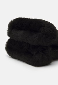 UGG EMBROIDER MITTEN - Rukavice s jednim prstom - black