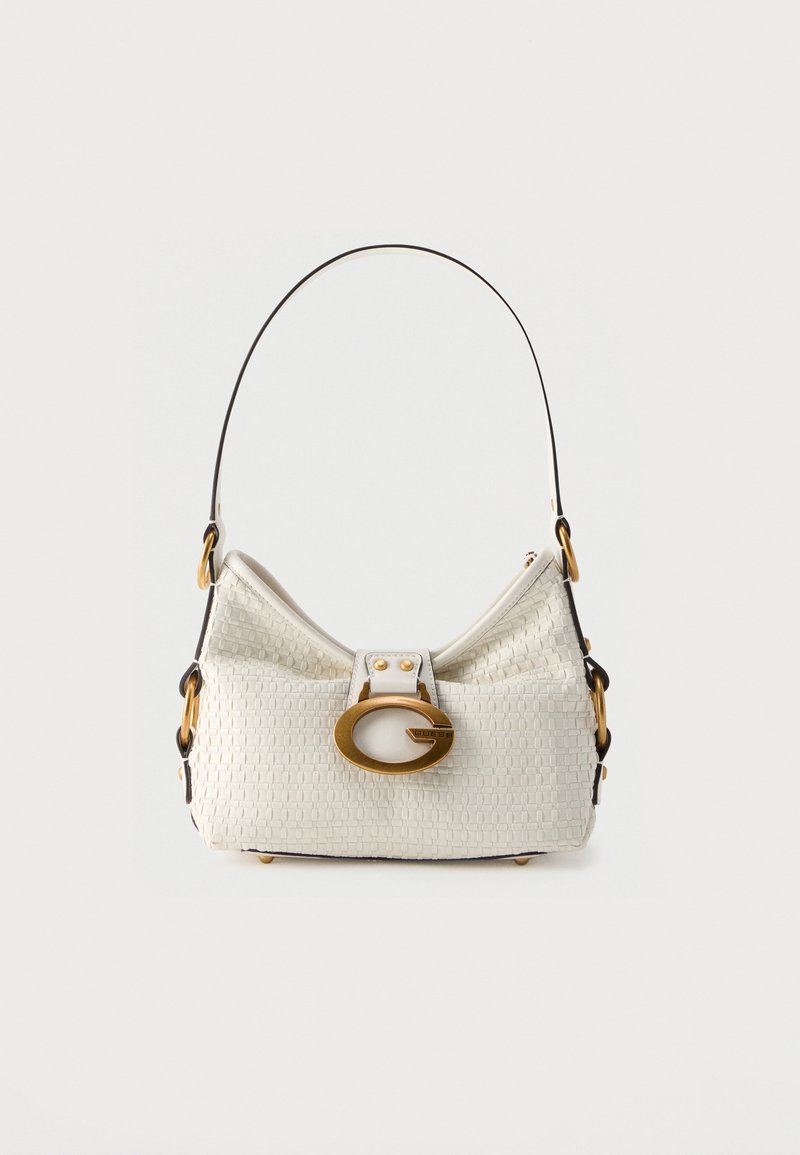 Sac à bandoulière en cuir blanc texturé avec une sangle noire courbe et une grande boucle ovale dorée sur le rabat avant.