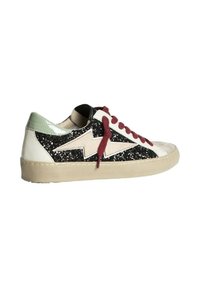 Zapatilla con parte superior de purpurina negra, acentos de cuero crema, talón de charol verde y cordones rojos. Presenta un diseño en zigzag en el lateral.