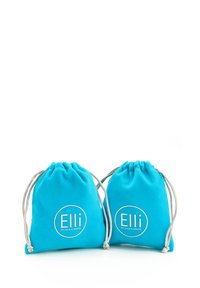Due borse a cordoncino turchesi realizzate in materiale morbido, con un logo circolare ben visibile che recita "Elli by Julie & Grace" in bianco.