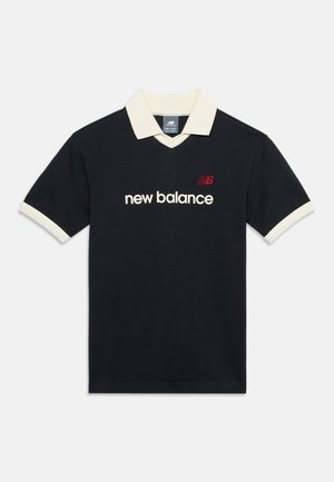 Черна поло тениска с къс ръкав New Balance, с кремава яка и кантове на ръкавите, бели надписи на гърдите и червено лого.
