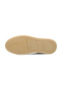 Gummisohle in Beige, mit einer strukturierten Oberfläche, die Rillen und Muster für besseren Halt aufweist. Flach mit abgerundetem Zehenbereich.
