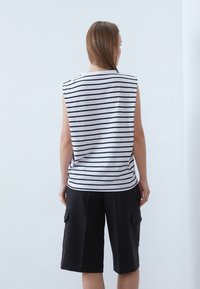 Anna Field Top - black/white
