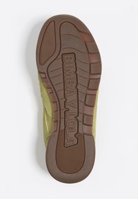 Zielona podeszwa zamszowego buta sportowego z teksturowaną brązową gumą. Zawiera logo "BIMBA Y LOLA" oraz wzorzystą rzeźbę bieżnika dla lepszej przyczepności.