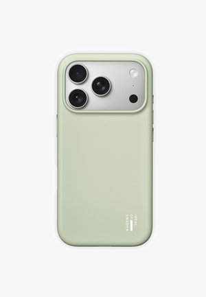 Smartphone mit drei Rückkameras in einem silbernen Modul, geschützt durch eine hellgrüne Silikonhülle der Marke "Ideal of Sweden."