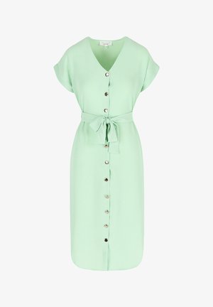 Mintgroene jurk met een V-hals, korte mouwen, knoopsluiting aan de voorkant en een gestrikte tailleband. Glad stoffen met metalen knoopaccenten.