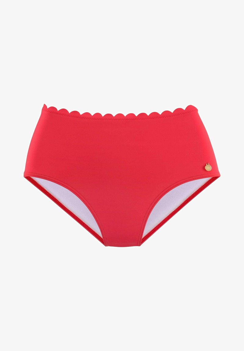 Czerwony bikini o wysokim stanie, wykonane z gładkiego materiału, z falbaniastym pasem w talii i małym złotym logo po boku.