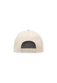 Beige caps med flat skygge, justerbar snapback-lukking, ventilhull og en enkel design uten dekorative mønstre.