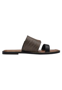 Svart och tan slide sandal med vävd textilöverdel, läderrem, platt sula, rektangulär form och minimala designdetaljer.