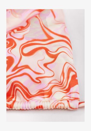 Tela con un patrón abstracto ondulado en tonos rojos, rosas y blancos, con borde elástico fruncido sobre una superficie lisa.