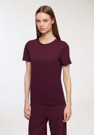 T-shirt bordeaux a maniche corte realizzato in tessuto morbido, con colletto tondo e vestibilità rilassata, abbinato a pantaloni coordinati.