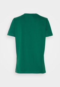 Zelené bavlněné tričko s krátkými rukávy, kulatým výstřihem a hladkou jednobarevnou texturou. Na zadní straně nejsou viditelné žádné grafiky ani vzory.