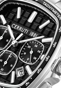 Cerruti 1881 klocka med en svart texturerad urtavla, silverfärgade timmarkörer, tre subdials, datumfönster och boett av rostfritt stål.