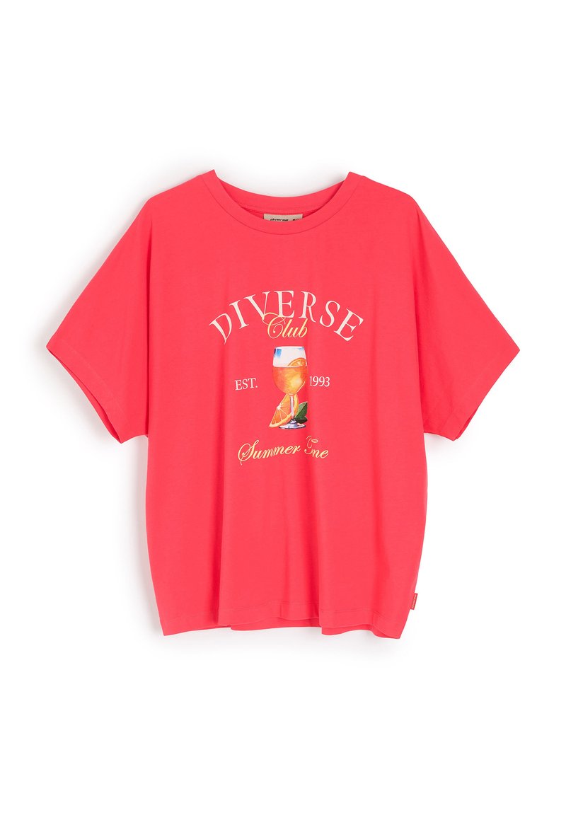 Koraliowy różowy t-shirt z krótkim rękawem wykonany z miękkiej bawełny, z graficznym nadrukiem szklanki koktajlowej oraz tekstem "DIVERSE Club EST. 1993."