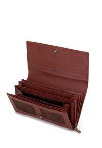 Brązowy skórzany portfel z wieloma przegródkami, miejscami na karty, zamykaną kieszonką i siateczkowym oknem do wyświetlania dowodu tożsamości.