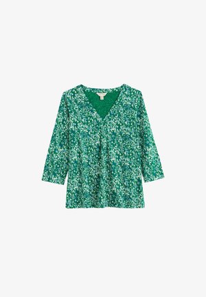Groene blouse met lange mouwen en V-hals, met wit- en blauwbloemig patroon, geplooide details onder de halslijn, plat uitgestald op een witte achtergrond.