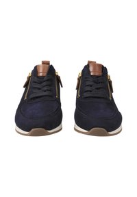 Zapatillas de ante azul marino con cordones negros, detalles en cuero marrón y cremalleras doradas en los laterales. Presentan una suela blanca con ribete marrón.