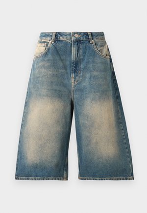 Høytlivde, knelengde denimshortser med falmet vask, frontlommer, beltehemper og knappeåpning.