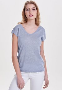 Skinnende lyseblå kortærmet V-hals t-shirt med en løs pasform og blød tekstur, prydet med subtile metalliske detaljer.