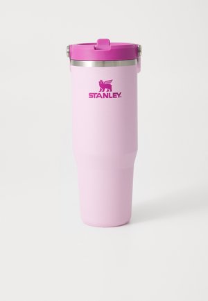 Alto thermos da viaggio Stanley rosa con coperchio e rifiniture argentate su sfondo bianco.