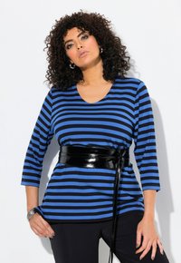 Blå och svart randig topp med V-ringning, trekvartslånga ärmar och ett glänsande svart bälte som accent vid midjan. Slät tygstruktur.