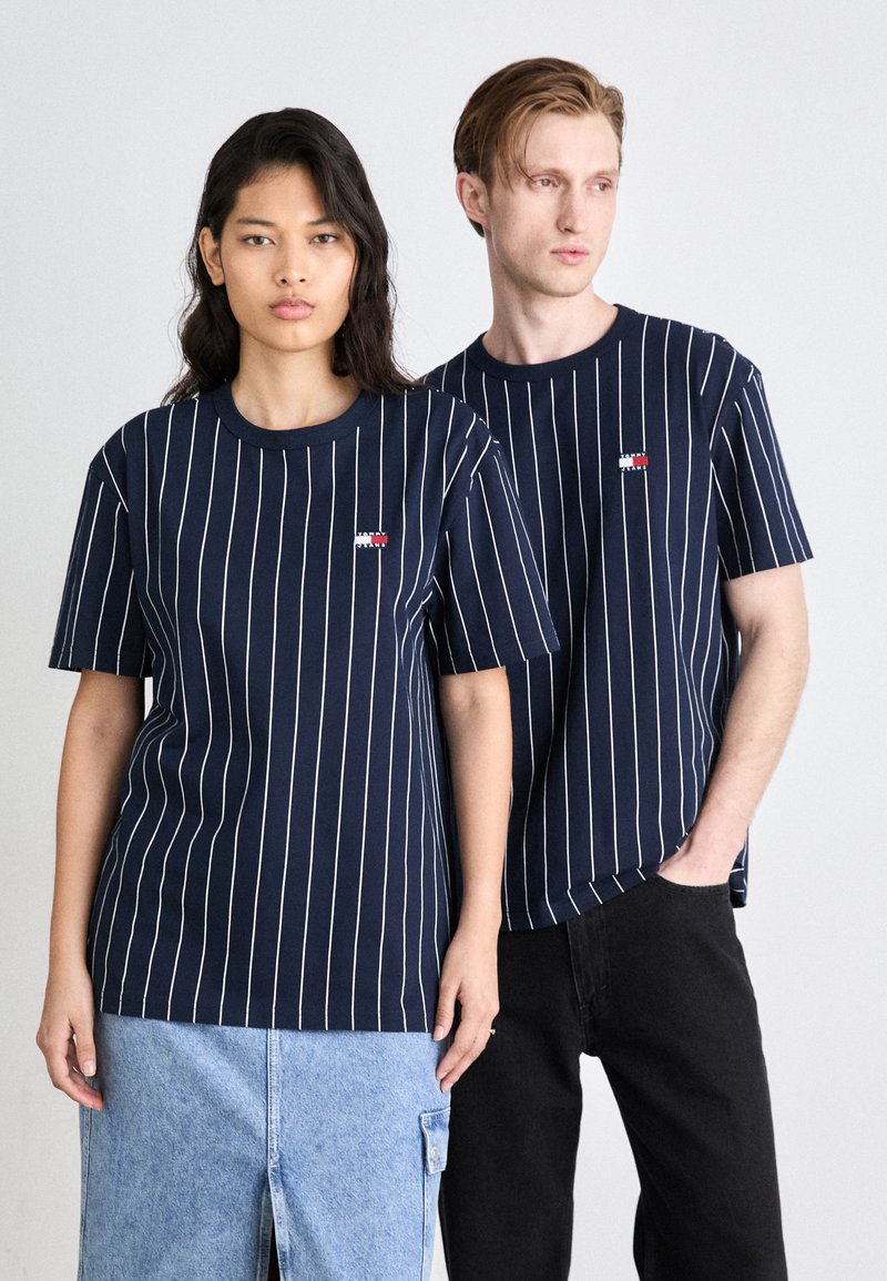 Tommy Jeans VERTICAL STRIPE TEE UNISEX - Camiseta estampada - dark night navy