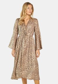 Leopardenmuster Midi-Kleid aus weichem braunem Stoff, mit tiefem V-Ausschnitt, gefälteltem Bund und ausgestellt langen Ärmeln. Sanfte Textur mit fließender Silhouette.