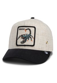 Gorra de béisbol con una parte superior de lino beige y visera negra. Presenta un parche bordado de escorpión con la etiqueta "MORTAL" en un borde negro.