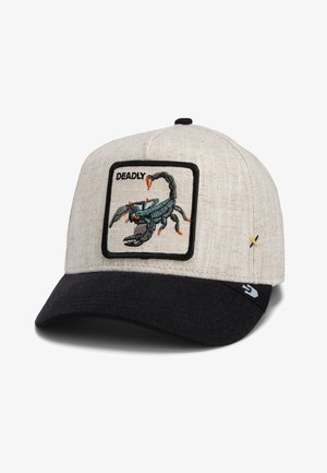 Gorra de béisbol con una parte superior de lino beige y visera negra. Presenta un parche bordado de escorpión con la etiqueta "MORTAL" en un borde negro.