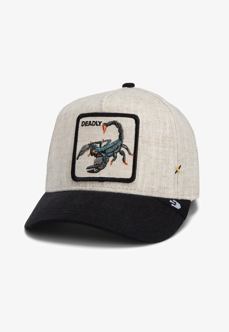 Gorra de béisbol con una parte superior de lino beige y visera negra. Presenta un parche bordado de escorpión con la etiqueta "MORTAL" en un borde negro.