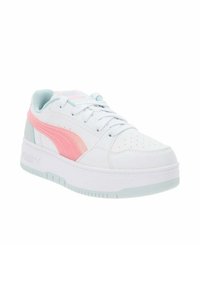 Sneaker bianca con accenti rosa e blu. Presenta un design con lacci, punta perforata e suola testurizzata. Materiale liscio in tutto.