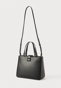 Sac à main structuré noir en cuir texturé avec deux poignées supérieures et une bandoulière amovible. Fermeture à fermoir et quincaillerie dorée.