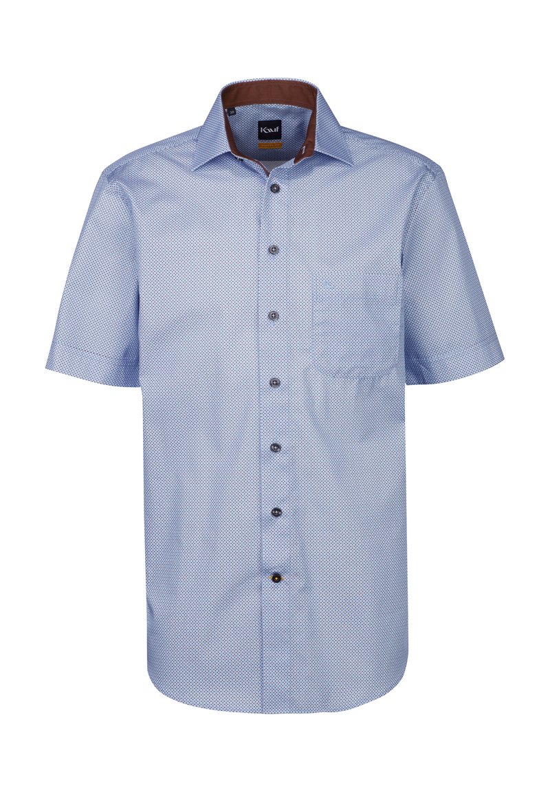 Camicia azzurra a maniche corte con un motivo bianco, colletto button-down, foderina del colletto marrone e taschino sul petto. Presenta bottoni neri.