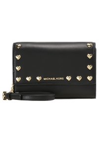 Czarny skórzany portfel z złotymi ćwiekami w kształcie serca, z zamknięciem na zamek błyskawiczny i paskiem na nadgarstek. Zawiera wytłoczoną nazwę marki z przodu. Kompaktowy i prostokątny kształt.
