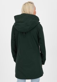 Tmavě zelená nepromokavá bunda s kapucí, nastavitelnou šňůrkou v oblasti krku a střední délkou. Hladká textura a jednoduchý styl.