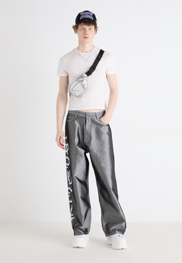 CURRENCY SHINY COLOSSUS - Loose Jeans - silver4