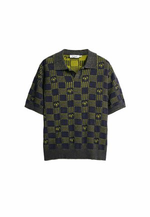 Trumpomis rankovėmis polo marškinėliai tamsiai mėlynos ir žalios spalvos, su geometriniu kvadratų ir linijų raštu, struktūruotu apykakle ir ribotais kraštais.