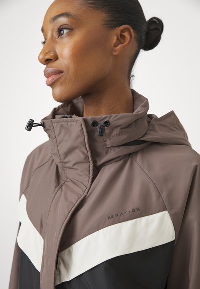 Braune und schwarze wasserdichte Jacke mit hohem Kragen, weißen diagonalen Streifen, Reißverschluss und Logo-Details auf der Brust.