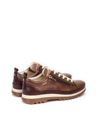 Zapatos de cuero marrón con cordones, acentos en contraste en color tostado, superficie texturizada y cremallera lateral. Suela de goma gruesa con patrón de tracción.