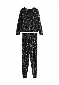 Set de pijama negru format dintr-o bluză cu mâneci lungi și pantaloni de tip jogger, împodobit cu modele albe de stele, inimi și motive celeste.