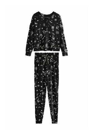 Sort pyjamasæt bestående af en langærmet top og jogger-stil bukser, udsmykket med hvide mønstre af stjerner, hjerter og himmelske motiver.