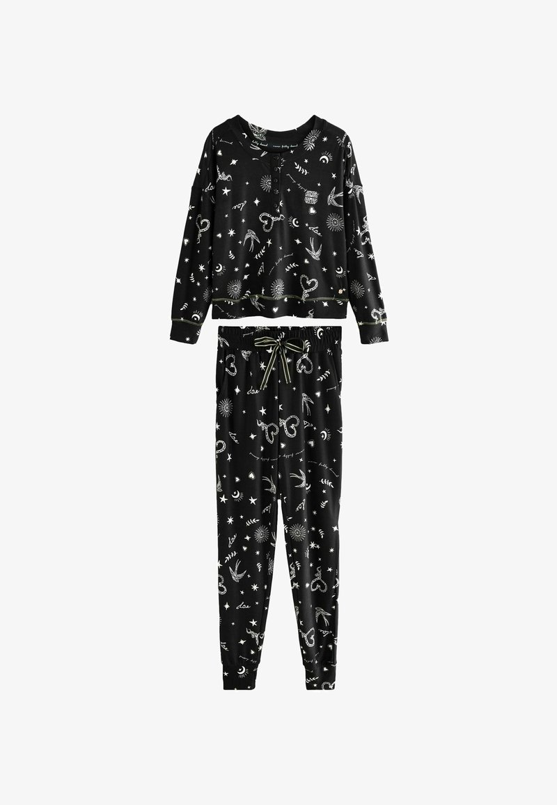 Melna pidžamu komplekts, kas sastāv no garām piedurknēm topa un jogger stila biksēm, rotāts ar baltām zvaigžņu, sirds un debess tēlu rakstiem.