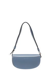 Sac à épaule en cuir bleu clair avec une forme courbée et une bandoulière contrastante bleu foncé. Présente un marquage en relief sur le devant.