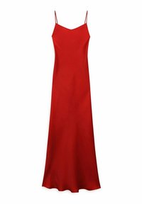 Robe longue en satin rouge avec fines bretelles spaghetti et légère évasement à l'ourlet sur fond blanc.